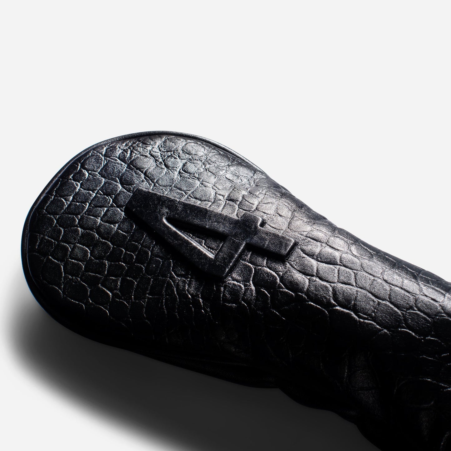 #colour_4-hybrid_croc black