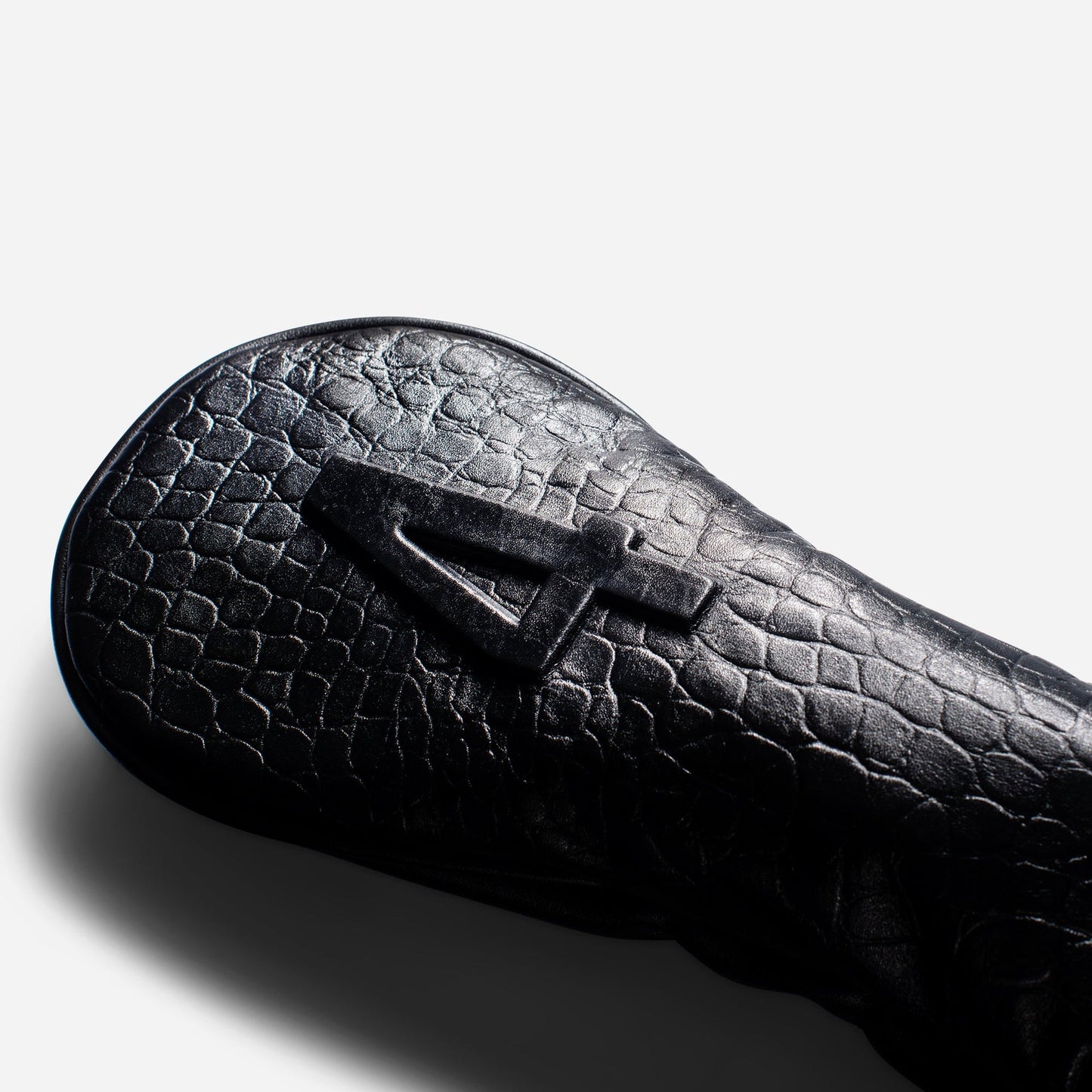 #colour_4-hybrid_croc black