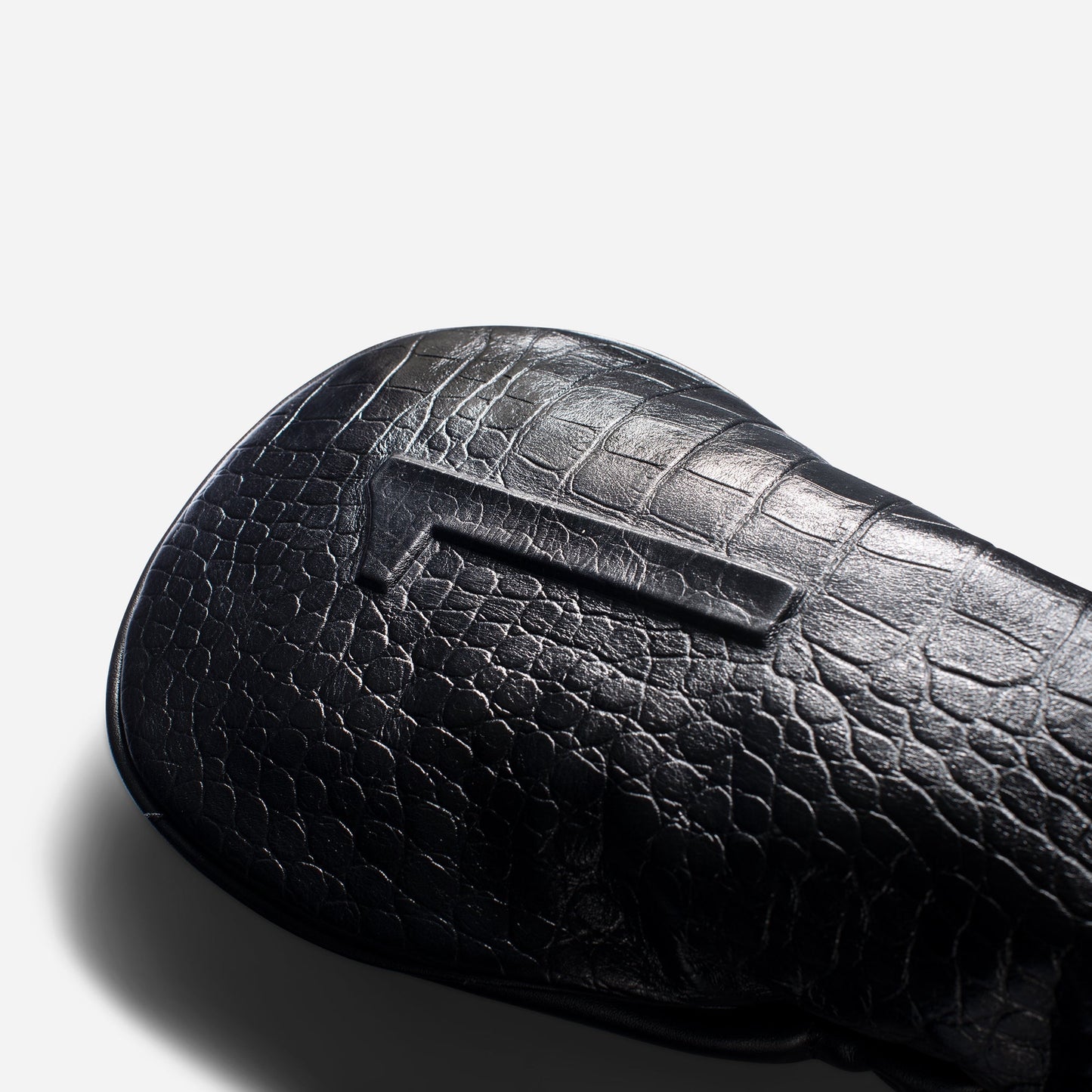 #colour_driver_croc black