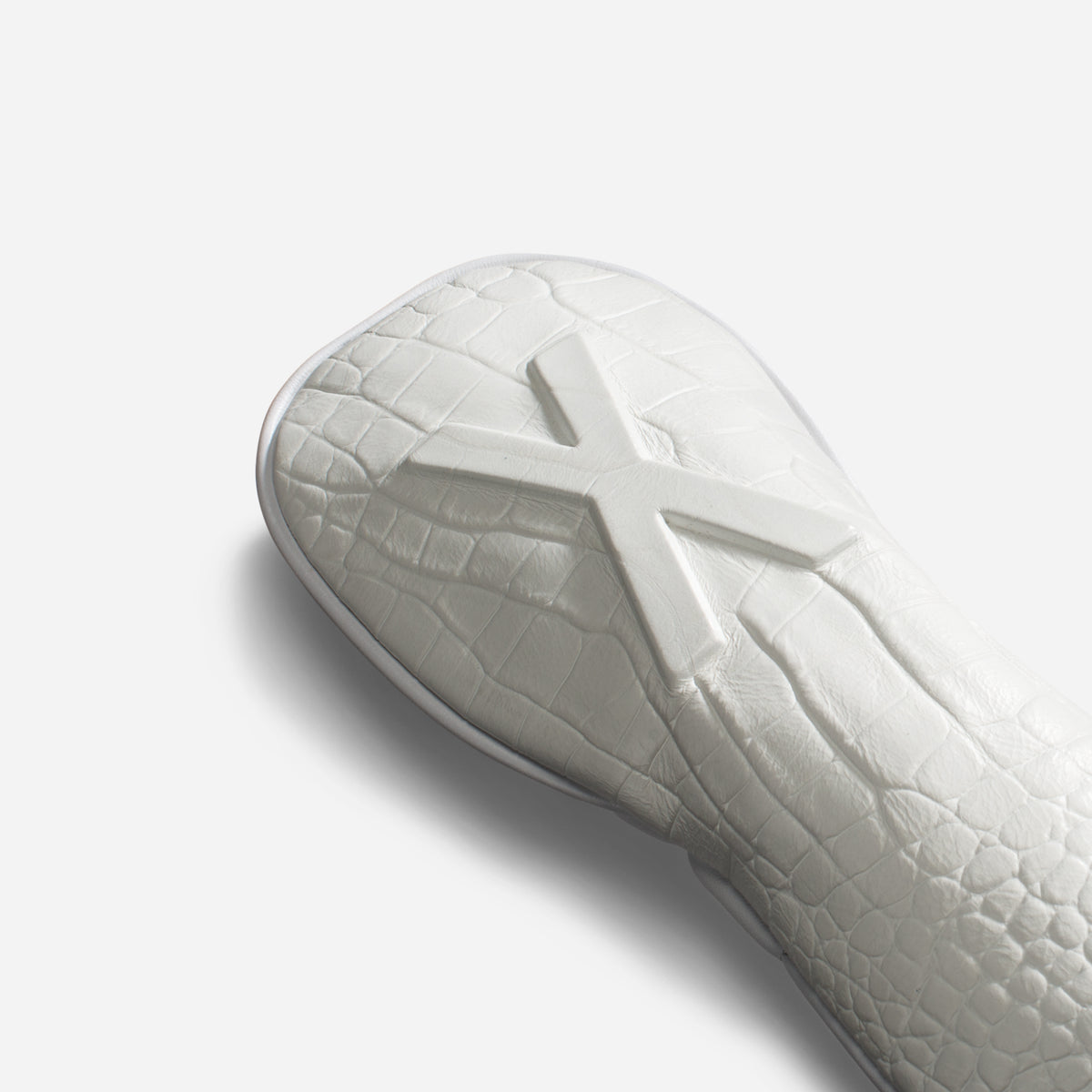 #colour_x-hybrid_croc white