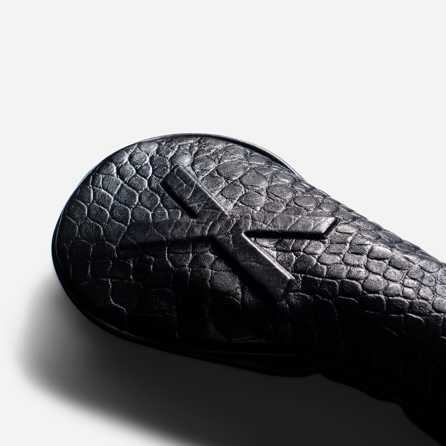 #colour_x-hybrid_croc black