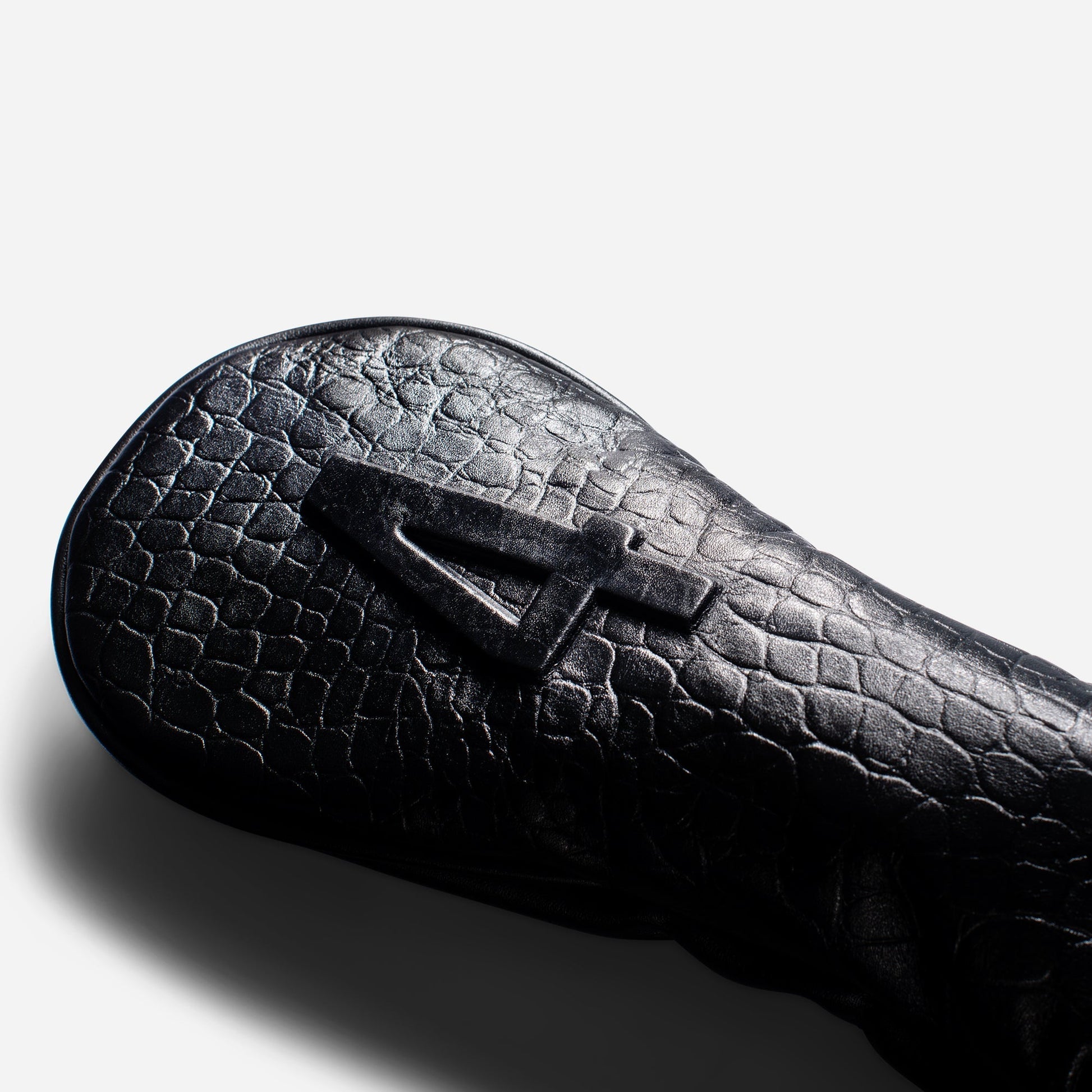 #colour_4-hybrid_croc black