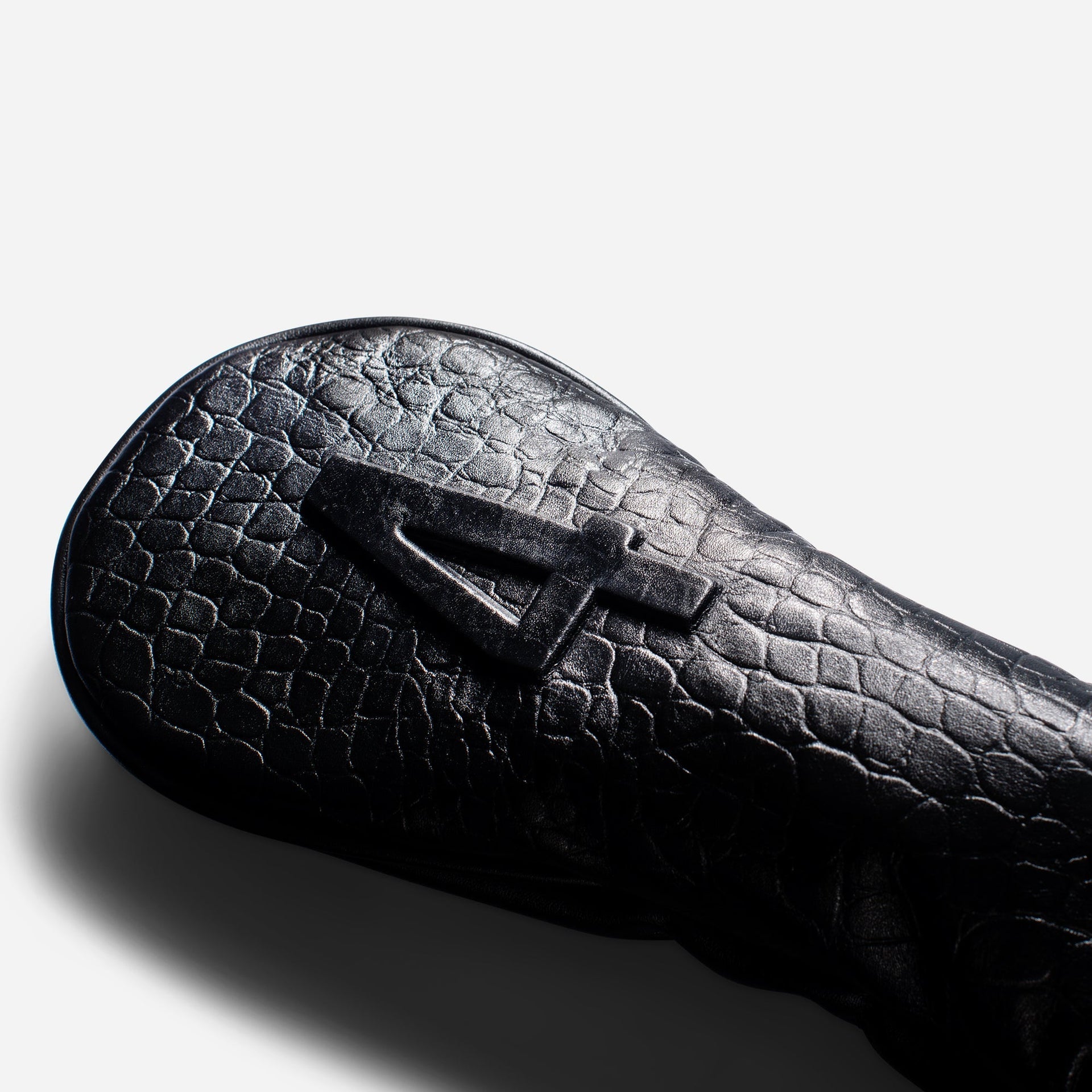 #colour_4-hybrid_croc black