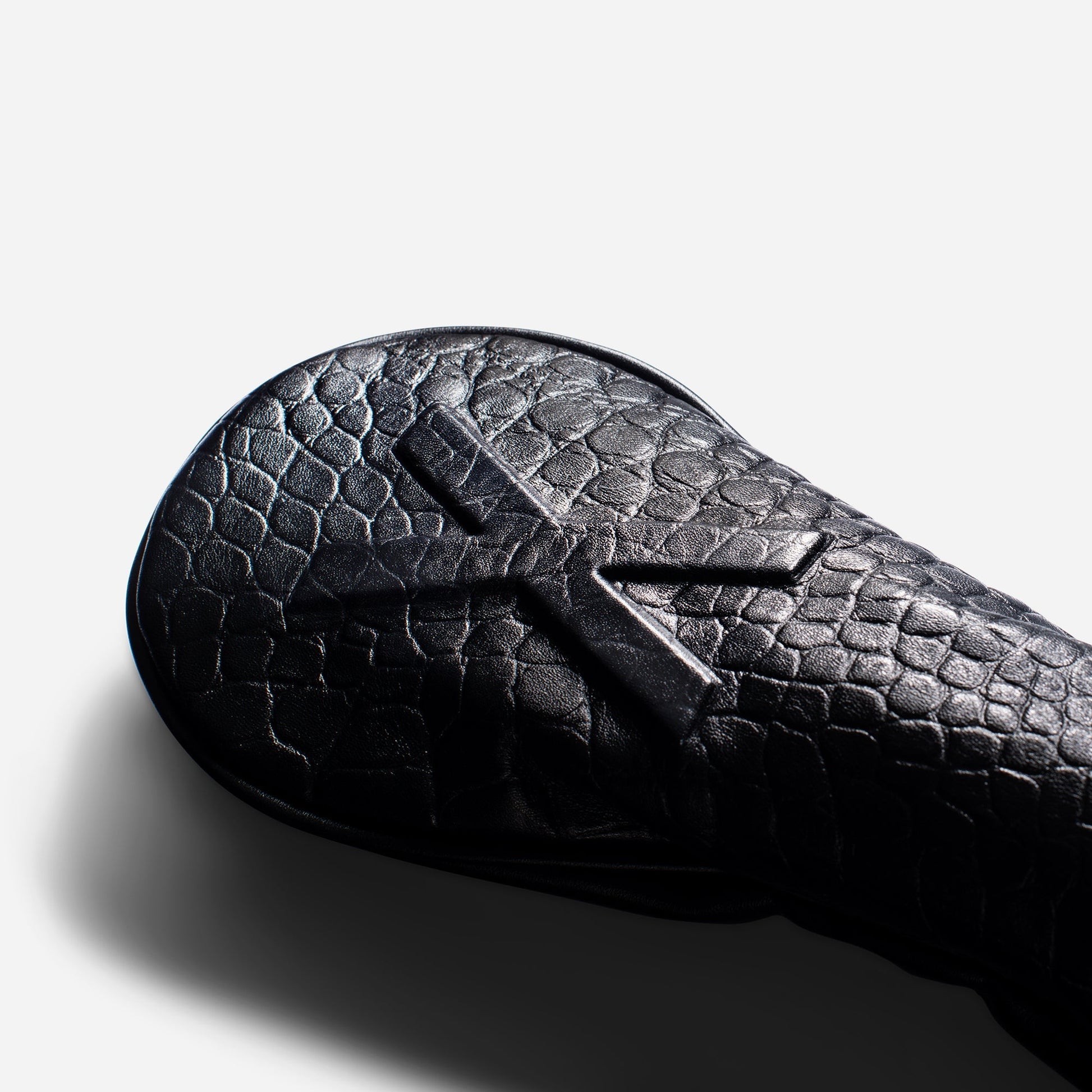 #colour_x-hybrid_croc black